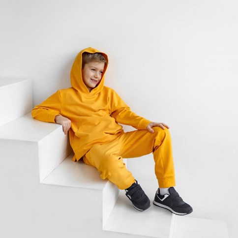 Chłopiec w żółtej bluzie z kapturem 