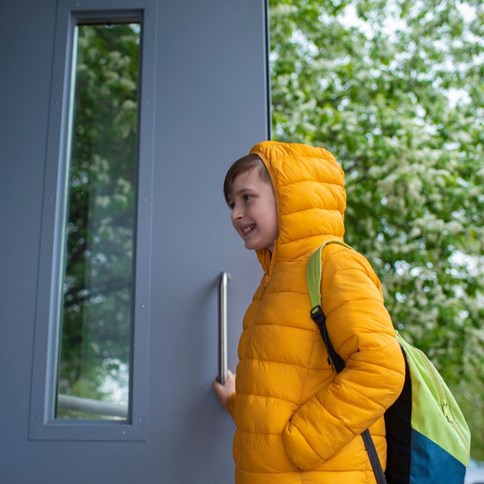 Chłopiec w żółtej kurtce z kapturem 