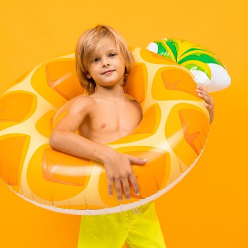 Chłopiec w żółtych kąpielówkach 