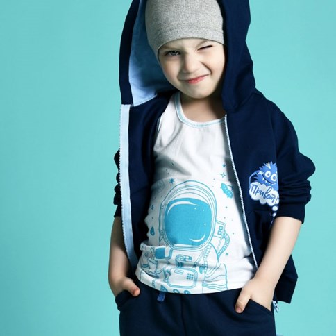 Chłopiec z rozpięta niebieską bluzą 