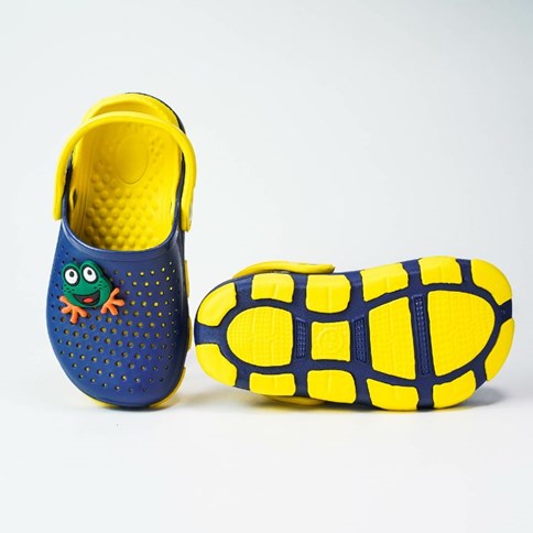 Crossy z przypinką przypominającą zwierzę