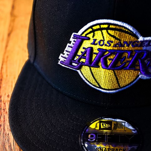 Czapka czarna z daszkiem 