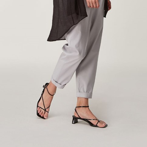 Czarne damskie sandały na niskim obcasie