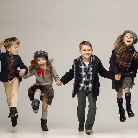 Dzieci w modnych ubraniach