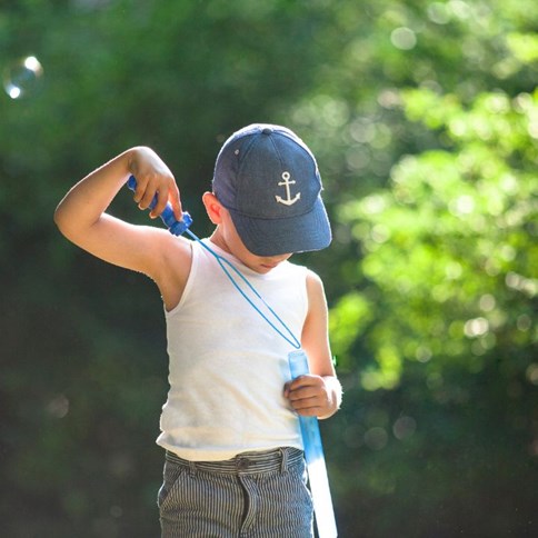 Dziecko w białej podkoszulce