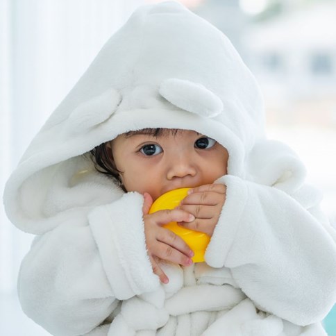 Dziecko w białym szlafroku 