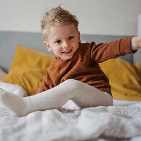 Dziecko w pomarańczowej piżamie