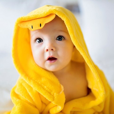 Dziecko w żółtym szlafroku 