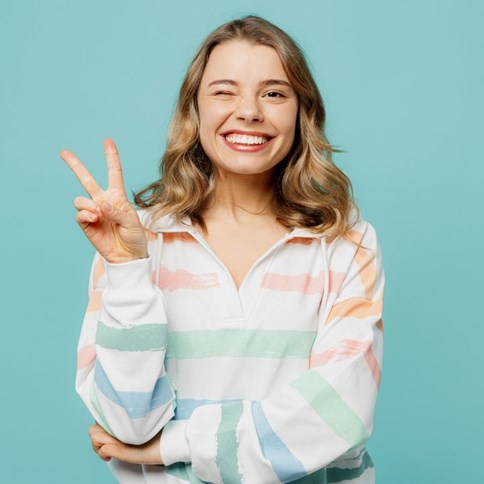 Dziewczyna w białej bluzie z kolorowymi nadrukami 