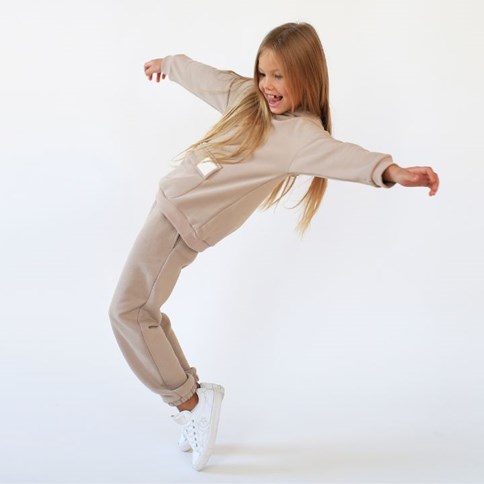 Dziewczynka w beżowych dresach