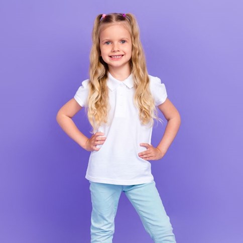 Dziewczynka w białej bluzce