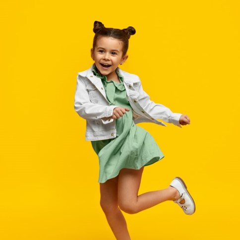 Dziewczynka w białej kurtce jeansowej 