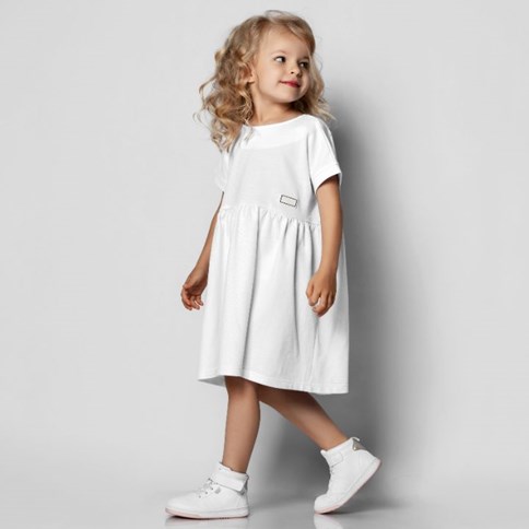 Dziewczynka w białej sukience