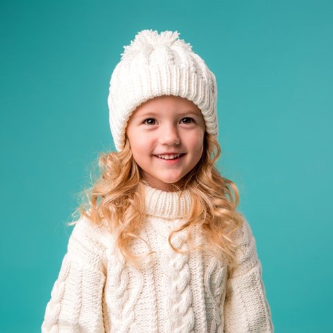 Dziewczynka w białej zimowej czapce
