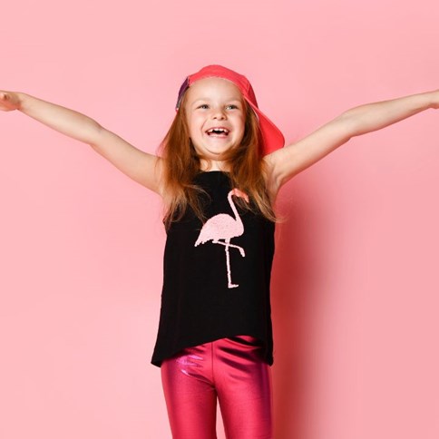 Dziewczynka w czarnej bluzce z różowym nadrukiem