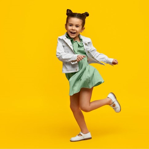 Dziewczynka w czerwonej bluzie