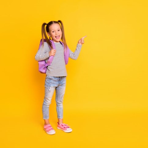 Dziewczynka w jeansowych spodniach