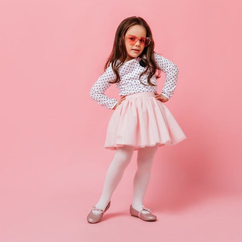 Dziewczynka w różowej spódnicy 