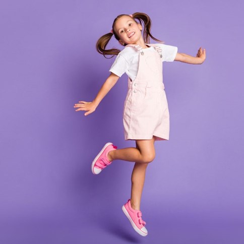 Dziewczynka w różowym kombinezonie 