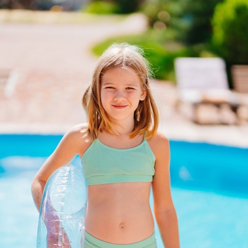 Dziewczynka w stroju kąpielowym dwuczęściowym niebieskim 