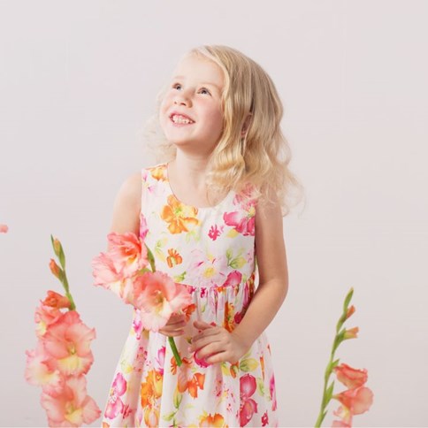 Dziewczynka w sukience w kwiaty