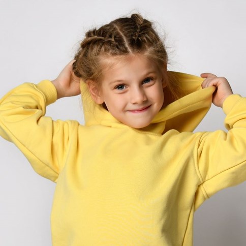 Dziewczynka w żółtej bluzie 