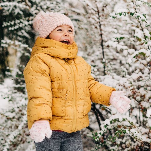 Dziewczynka w żółtej puchowej kurtce