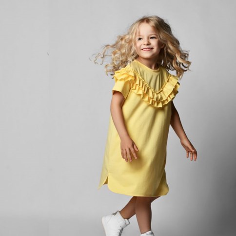 Dziewczynka w żółtej sukience dzianinowej