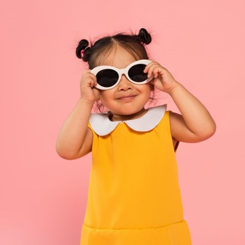 Dziewczynka w żółtej sukience