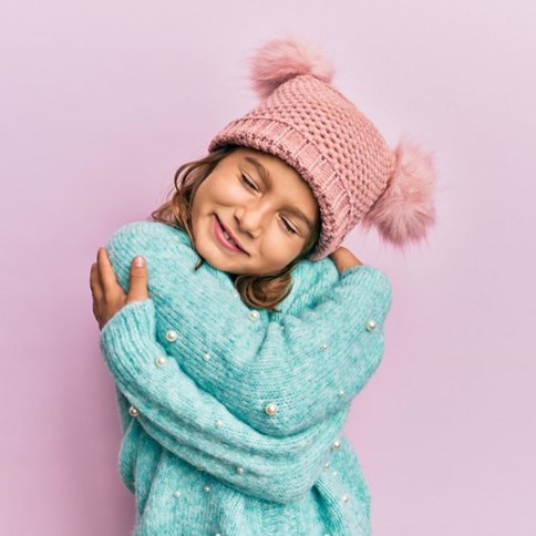 Dziewczynka w niebieskim swetrze