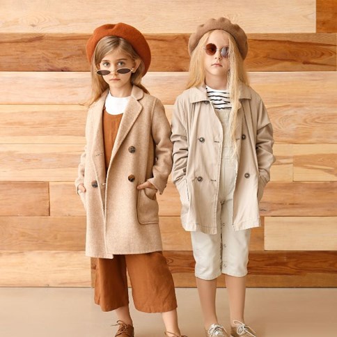 Dziewczynki w płaszczach beżowych 