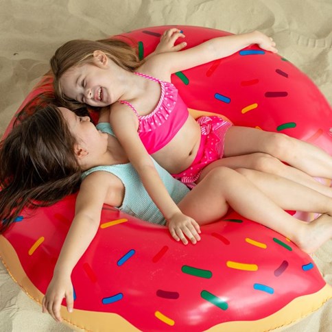 Dziewczynki w strojach kąpielowych dwuczęściowych 