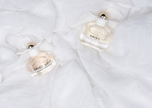 Flakony Marc Jacobs Daisy na białym tle