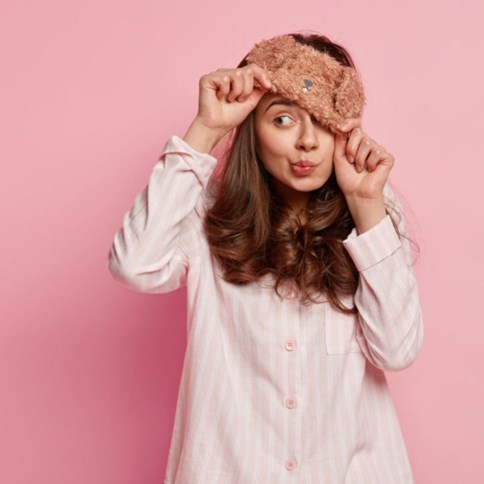 Kobieta  w różowej górze od piżamy 