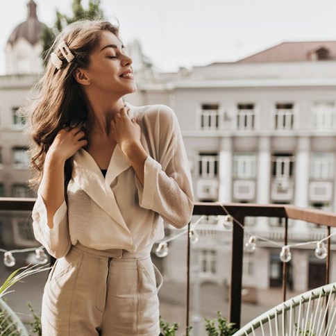 Kobieta w beżowej bluzce