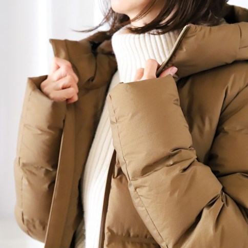 Kobieta w beżowej kurtce 