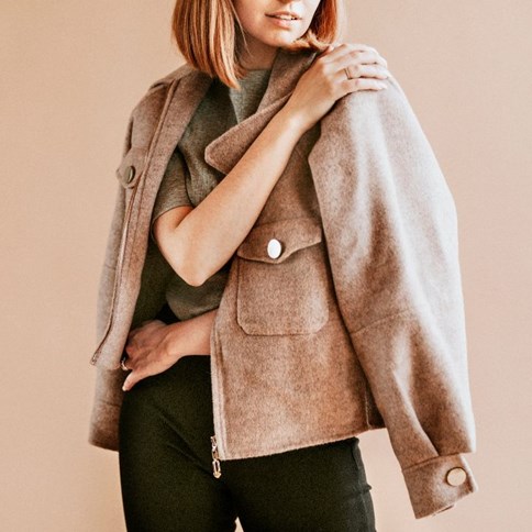 Kobieta w beżowej kurtce wełnianej 