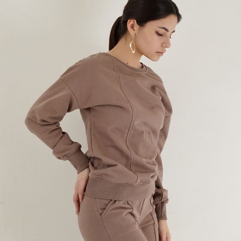 Kobieta w beżowych dresach