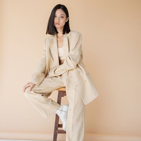 Kobieta w beżowych luźnych spodniach