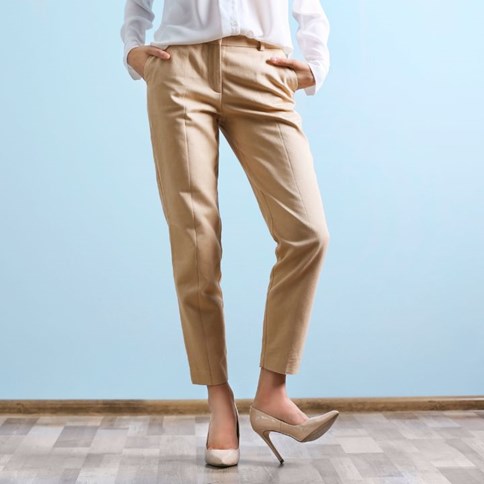 Kobieta w beżowych spodniach