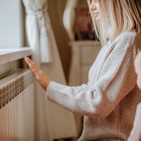 Kobieta w beżowym swetrze 