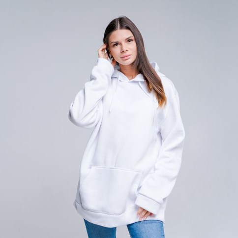 Kobieta w białej długiej bluzie 