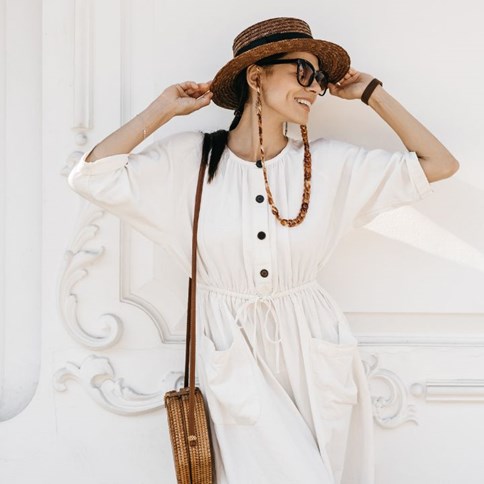 Kobieta w białej eleganckiej sukience 