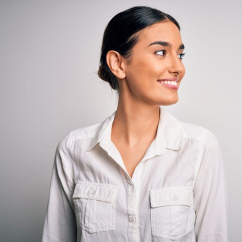 Kobieta w białej koszuli