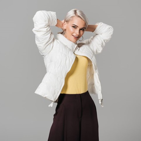 Kobieta w białej kurtce 