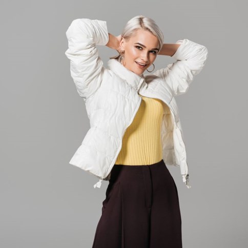 Kobieta w białej kurtce 