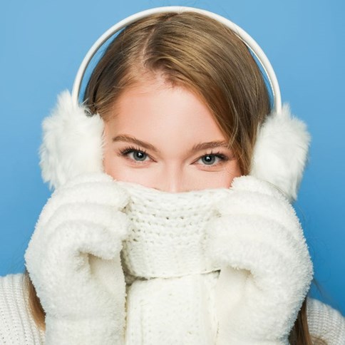 Kobieta w białych nausznikach