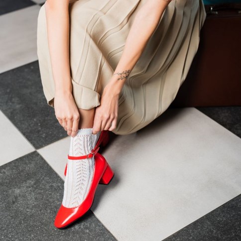 Kobieta w białych skarpetkach