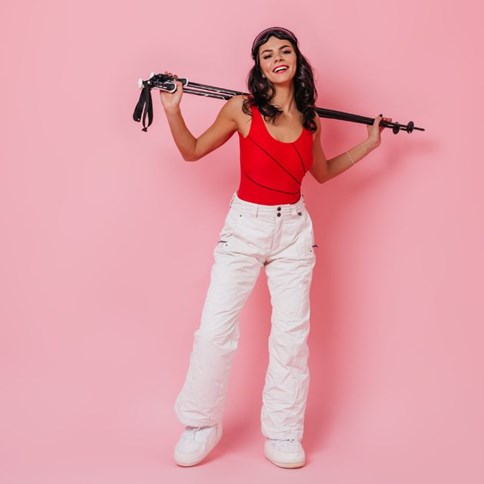 Kobieta w białych spodniach narciarskich 