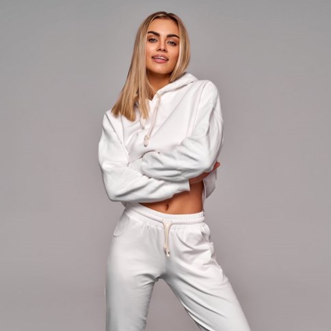 Kobieta w białym dresie